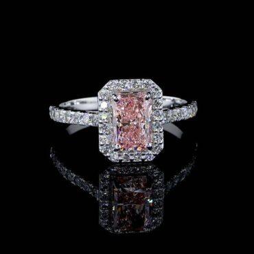 Fochabers Radiant <span class="diamond">Halo 1ct Diamond Ring</span>